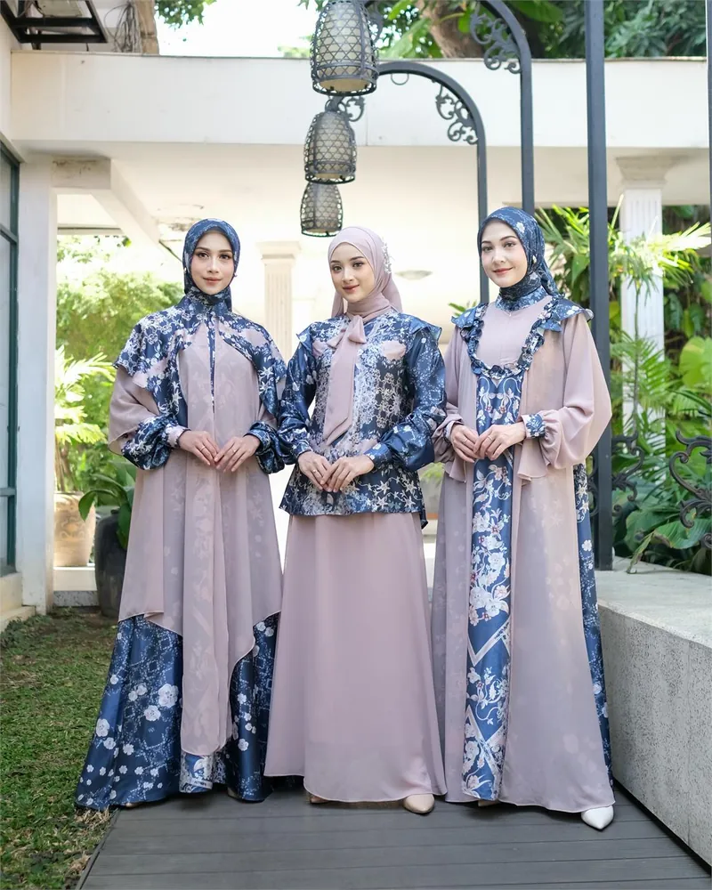 Tiga model Mom Samara Tungga warna Navy